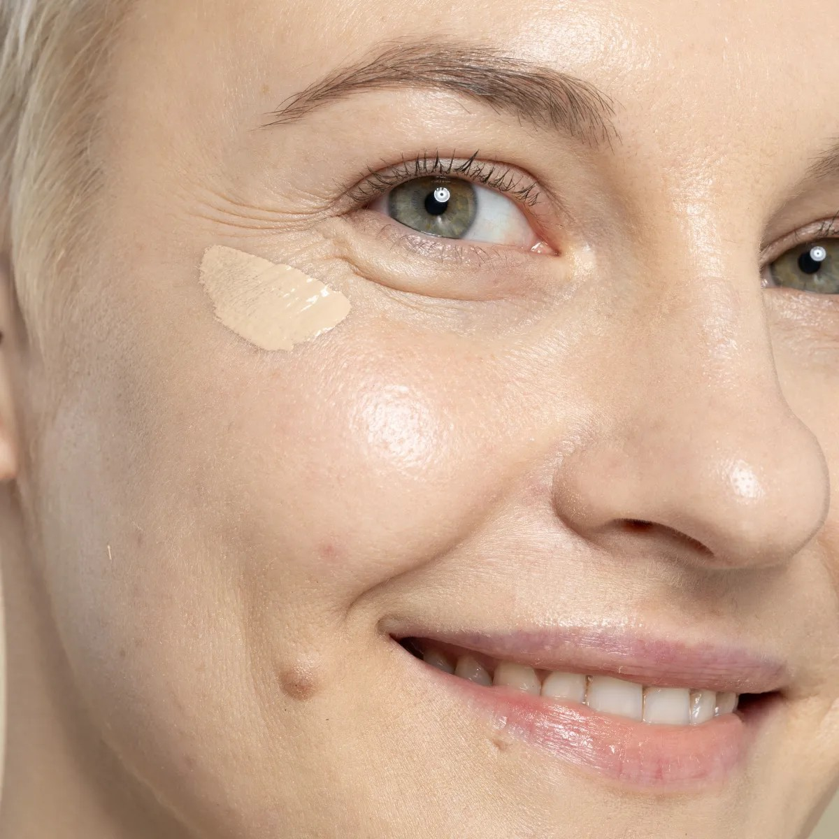 Unsichtbarer Held Concealer – Mineral, Feuchtigkeit & Koffein, 5 ml